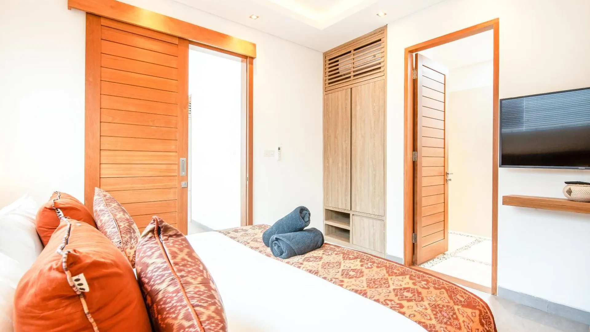 Cozy 4 Bedroom Villa 5 Mins Walking To Finns Beach Canggu   Canggu (Bali)